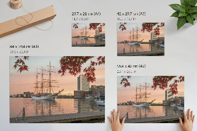 Plakat na platnu Jadrnica ob sončnem zahodu, mirna panorama mesta