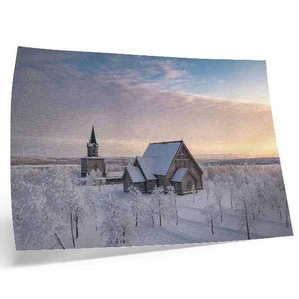 Plakat z motivom mirne zimske pokrajine in lesene cerkve s teksturo platna