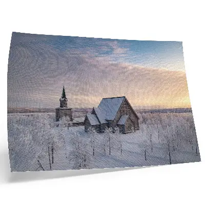 Plakat z motivom mirne zimske pokrajine in lesene cerkve s teksturo platna