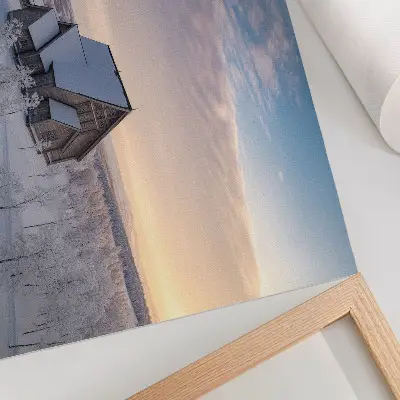 Plakat z motivom mirne zimske pokrajine in lesene cerkve s teksturo platna