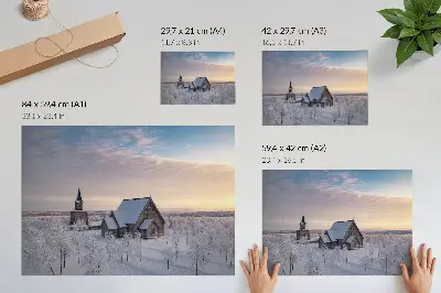 Plakat z motivom mirne zimske pokrajine in lesene cerkve s teksturo platna