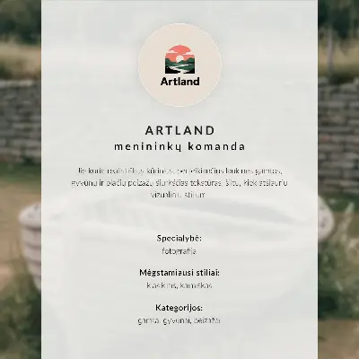Plakat s teksturo platna očarljivo mesto ponoči z odsevi luči v vodi
