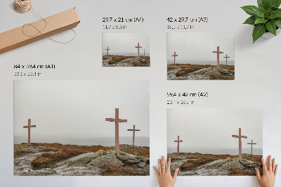 Plakat s teksturo platna Trije leseni križi, meglena hribovska narava