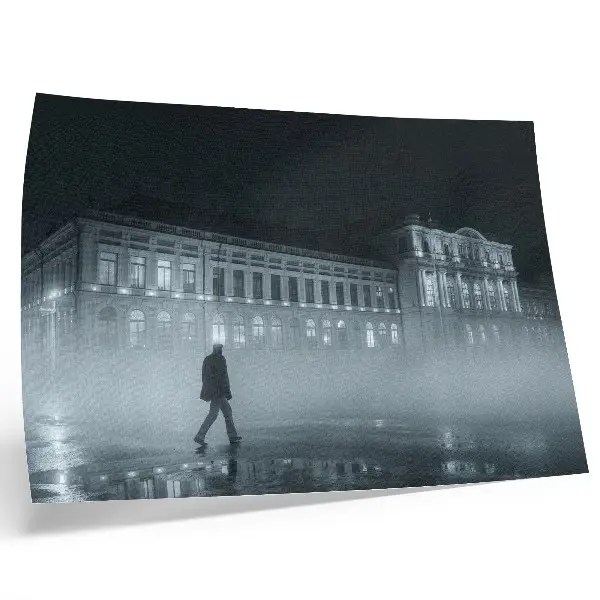 Plakat nočno mesto v megli z monumentalno stavbo