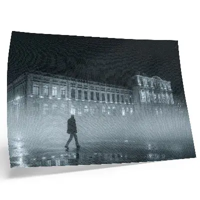 Plakat nočno mesto v megli z monumentalno stavbo