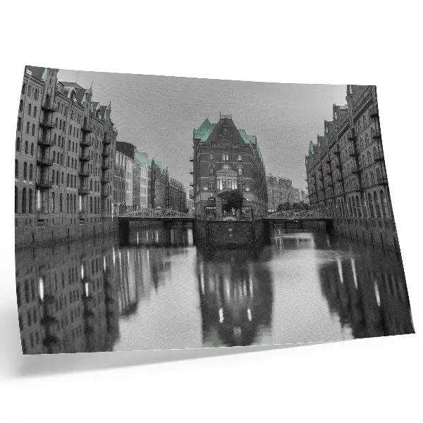 Plakat s teksturo platna kanal z industrijskimi stavbami in odsevi v vodi