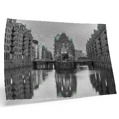 Plakat s teksturo platna kanal z industrijskimi stavbami in odsevi v vodi