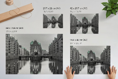 Plakat s teksturo platna Kanal z industrijskimi stavbami, odsevi v vodi