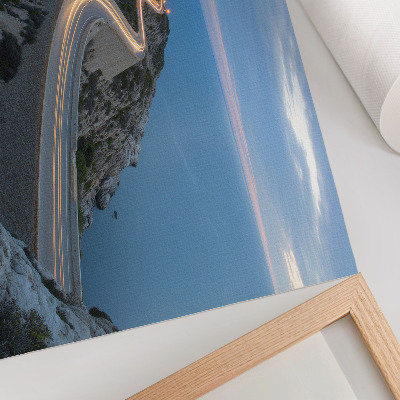 Plakat Slikovita pokrajina z lučjo in vijugasto cesto ponoči