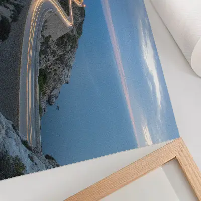 Plakat slikovita pokrajina z lučjo in vijugasto potjo ponoči