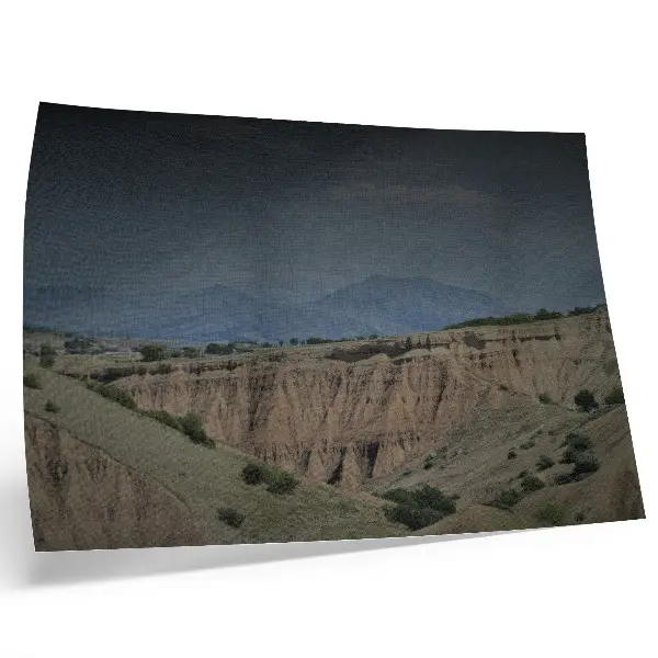 Plakat s teksturo platna prostrane doline, pečine in gore z naravno pokrajino