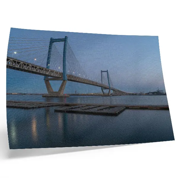 Plakat most v ozadju mraka nad mirno vodo s pridihom modernosti