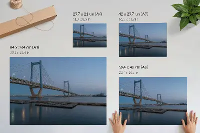 Plakat most v ozadju mraka nad mirno vodo s pridihom modernosti
