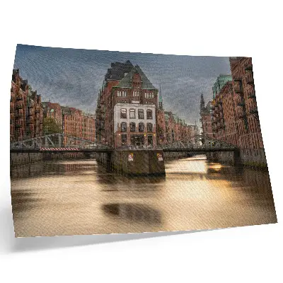 Plakat s teksturo platna atmosferska arhitektura z mostom ob mirni vodi v večernem času