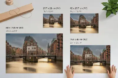 Plakat s teksturo platna atmosferska arhitektura z mostom ob mirni vodi v večernem času