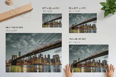 Panoramski plakat z motivom večernega mesta most, luči in voda na platnenski teksturi