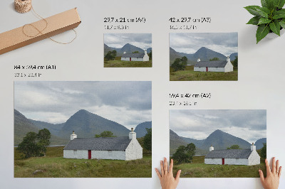 Plakat Bela koča med gorami in zelenjem