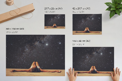Plakat na platnu Nadrealistična figura pod zvezdnatim nebom