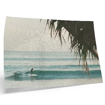 Plakat na platnu plaža z deskarji, valovi in palmami v mirnem naravnem slogu