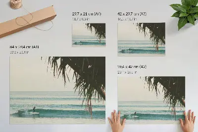 Plakat na platnu plaža z deskarji, valovi in palmami v mirnem naravnem slogu