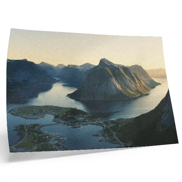 Plakat na platnu fjord z gorami ob sončnem zahodu za harmonijo narave