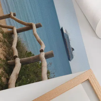 Plakat na platnu plaža z ladjo, morjem, lesenimi ograjami in peskom