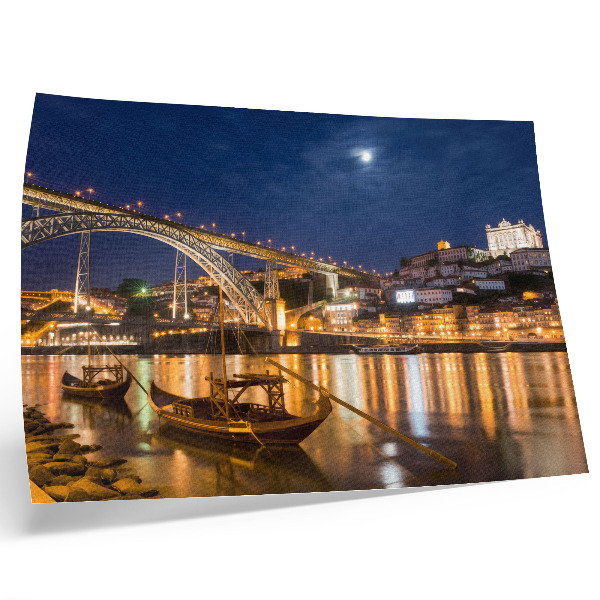 Plakat s teksturo platna Most ponoči z lučmi, mesto z vodnimi čolni