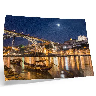 Plakat s teksturo platna most ponoči z lučmi in mestom z vodnimi čolni