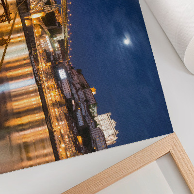 Plakat s teksturo platna Most ponoči z lučmi, mesto z vodnimi čolni