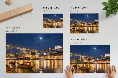 Plakat s teksturo platna most ponoči z lučmi in mestom z vodnimi čolni