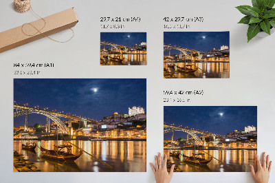 Plakat s teksturo platna Most ponoči z lučmi, mesto z vodnimi čolni