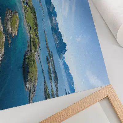 Plakat otoki z gorami, modrim nebom in zelenim rastlinjem