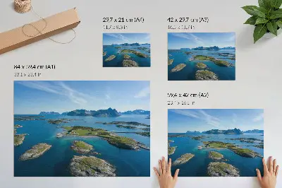 Plakat otoki z gorami, modrim nebom in zelenim rastlinjem