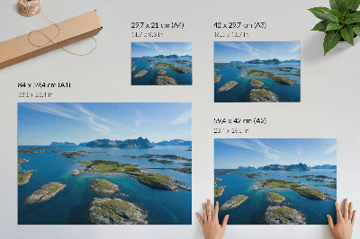 Plakat Otoki z gorami, modrim nebom, zelenim rastlinjem