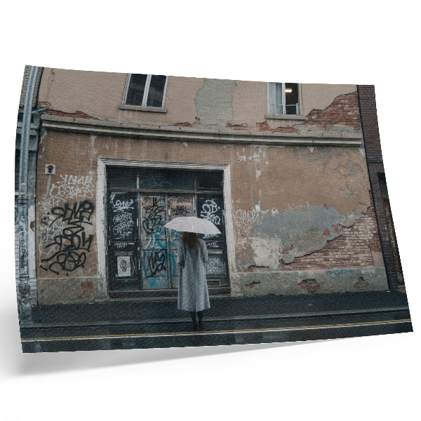 Plakat na platnu Oseba z dežnikom pred zidom, polnim grafitov