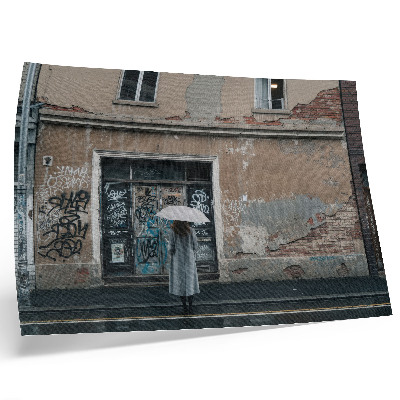 Plakat na platnu Oseba z dežnikom pred zidom, polnim grafitov