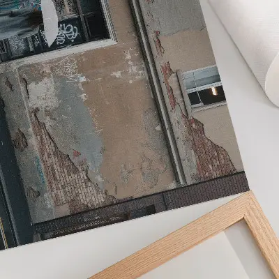 Plakat na platnu oseba z dežnikom pred zidom z grafiti