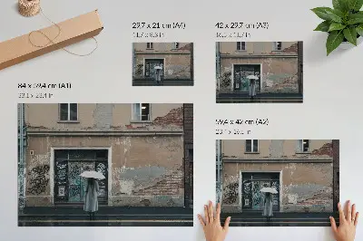Plakat na platnu oseba z dežnikom pred zidom z grafiti