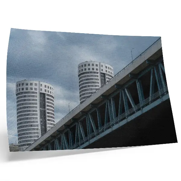 Plakat s teksturo platna most in nebotičniki z motivom modernosti, simetrije in elegance