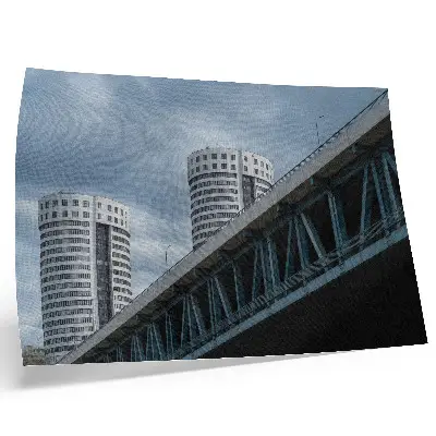 Plakat s teksturo platna most in nebotičniki z motivom modernosti, simetrije in elegance