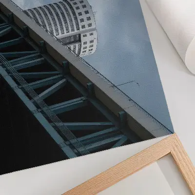 Plakat s teksturo platna most in nebotičniki z motivom modernosti, simetrije in elegance