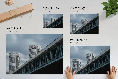 Plakat s teksturo platna most in nebotičniki z motivom modernosti, simetrije in elegance
