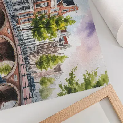 Plakat očarljive stanovanjske hiše ob kanalu z drevesi in mirno vodo