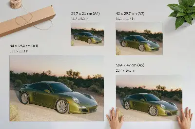 Plakat športni avtomobil v puščavi ob sončnem zahodu