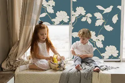 Notranje senčilo za okno Bele ptice na belih rožah