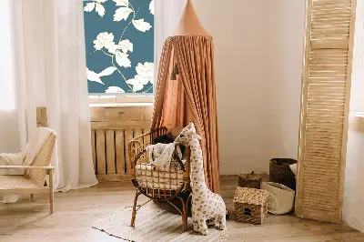 Notranje senčilo za okno Bele ptice na belih rožah