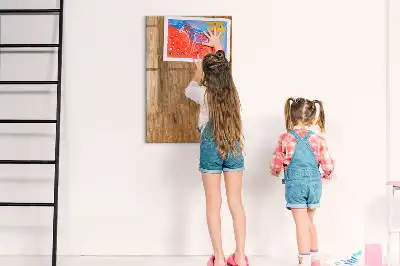 Tabla za pisanje in brisanje v odtenkih toplega lesa