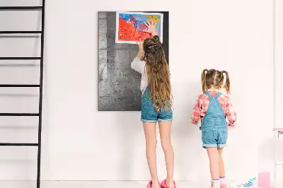 Tabla piši-briši iz kovine s praskami