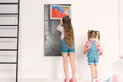 Tabla piši-briši iz kovine s praskami