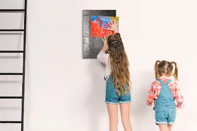 Tabla piši-briši iz kovine s praskami